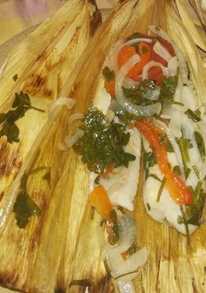 Una foto de Filete de pescado envuelto en hoja de maíz