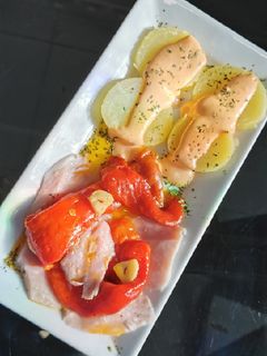 Una foto de Lacón con pimientos de El Bierzo y patata con su mayonesa