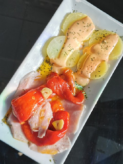 Una foto de Lacón con pimientos de El Bierzo y patata con su mayonesa