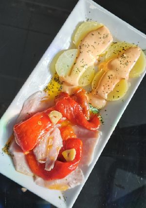 Una foto de Lacón con pimientos de El Bierzo y patata con su mayonesa