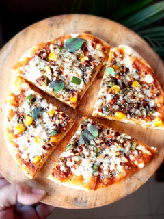 કેપ્કોસીકમ કોનૅ પીઝા (capsicum corn pizza recipe in gujarati) રેસીપી મુખ્ય ફોટો
