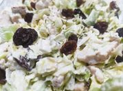 Una foto de ensalada con restos de pollo asado