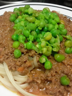 Una foto de Espaguetis a la Luuu/carne molida y arveja verde😋😊😘