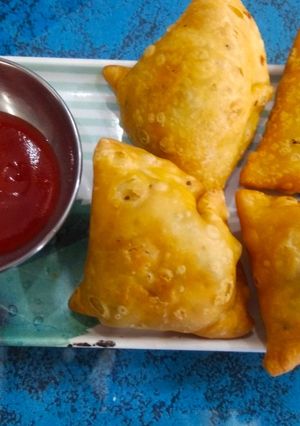 A picture of Spicy samosa.
