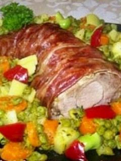 Szalonnába burkolt szűzpecsenye, vajas zöldségkörettel recept fotója