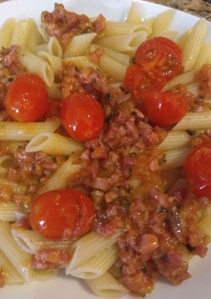 Una foto de Macarrones con cherry y jamón
