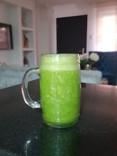 Una foto de Detox verde (jugo verde) 🍊🍍🥬🥒❤🌱