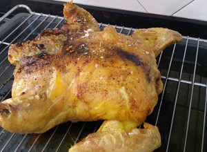 Una foto de Pollo relleno con castañas, manzana y arándanos al ron