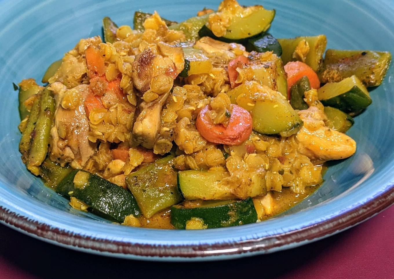 Curry de lentejas peladas con pollo y calabacín