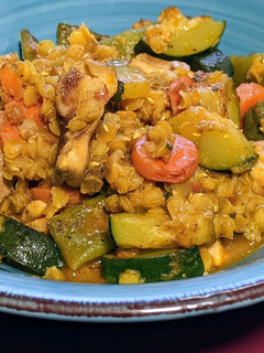 Una foto de Curry de lentejas peladas con pollo y calabacín
