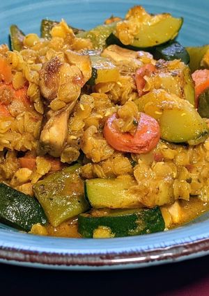 Foto principal de Curry de lentejas peladas con pollo y calabacín