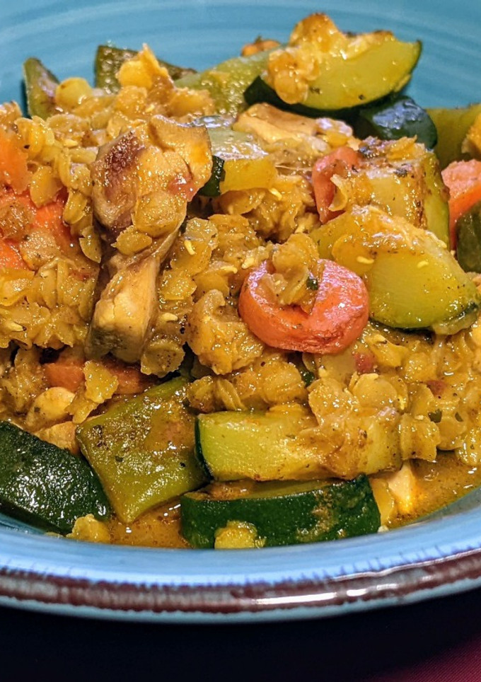 Una foto de Curry de lentejas peladas con pollo y calabacín