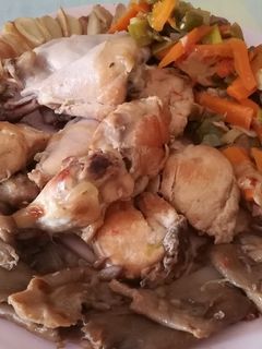Una foto de Pollo al doble de ajo con setas