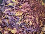 Una foto di cavolo cappuccio in padella