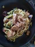 Espaguetis de calabacín con tofu crujiente