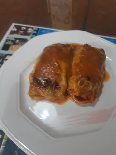 Una foto de Hoja de col rellena de pollo y verduras