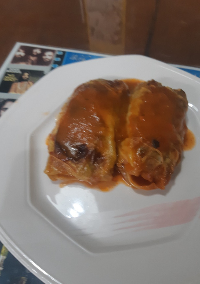 Una foto de Hoja de col rellena de pollo y verduras