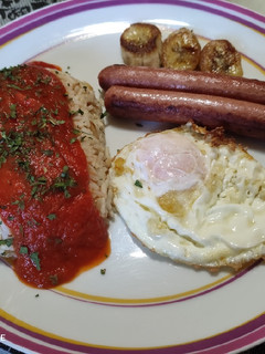 Una foto de Arroz a la cubana con salchichas en 20 minutos
