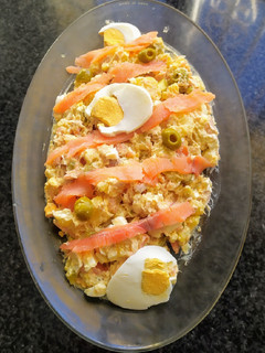 Una foto de Ensaladilla rusa de salmón ahumado