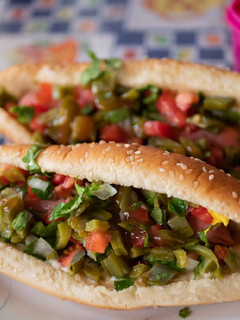 Una foto de Hot Dogs con Ensalada de nopal