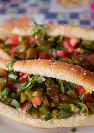 Una foto de Hot Dogs con Ensalada de nopal