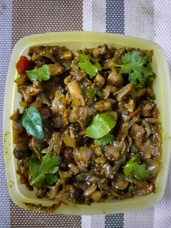 A picture of Mushroom pepper fry.