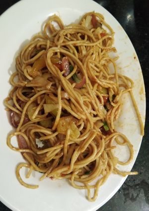 चाऊमिन (Chow mein recipe in Hindi) रेसिपी मुख्य फोटो