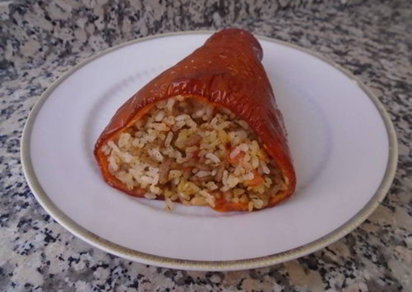 Pimientos rojos rellenos de arroz y carne picada