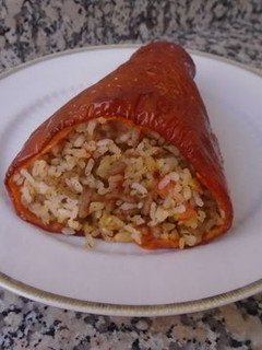 Una foto de Pimientos rojos rellenos de arroz y carne picada