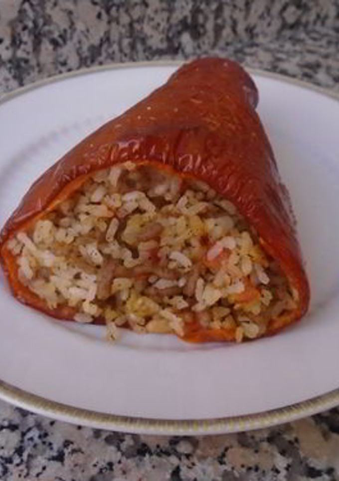 Una foto de Pimientos rojos rellenos de arroz y carne picada