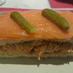 Una foto de Tostada de atún y salmón