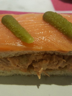 Una foto de Tostada de atún y salmón