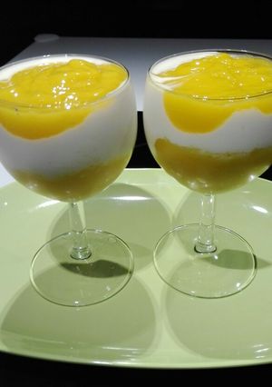 Foto principal de Postre en copa light de mango y queso batido