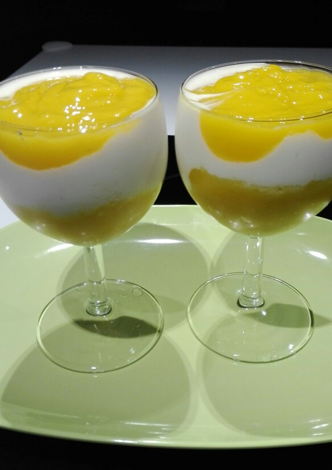 Una foto de Postre en copa light de mango y queso batido