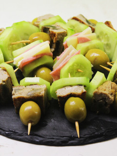 Una foto de Pinchos de tortilla con pepino