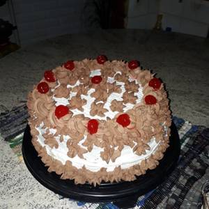 Torta de vainilla con crema chantilly de vainilla y chocolate