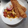 Filete de merluza apanado con vegetales al curry (con caldo de pescado)