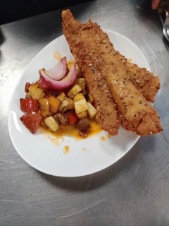 Una foto de Filete de merluza apanado con vegetales al curry (con caldo de pescado)