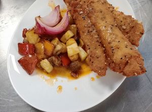 Una foto de Filete de merluza apanado con vegetales al curry (con caldo de pescado)