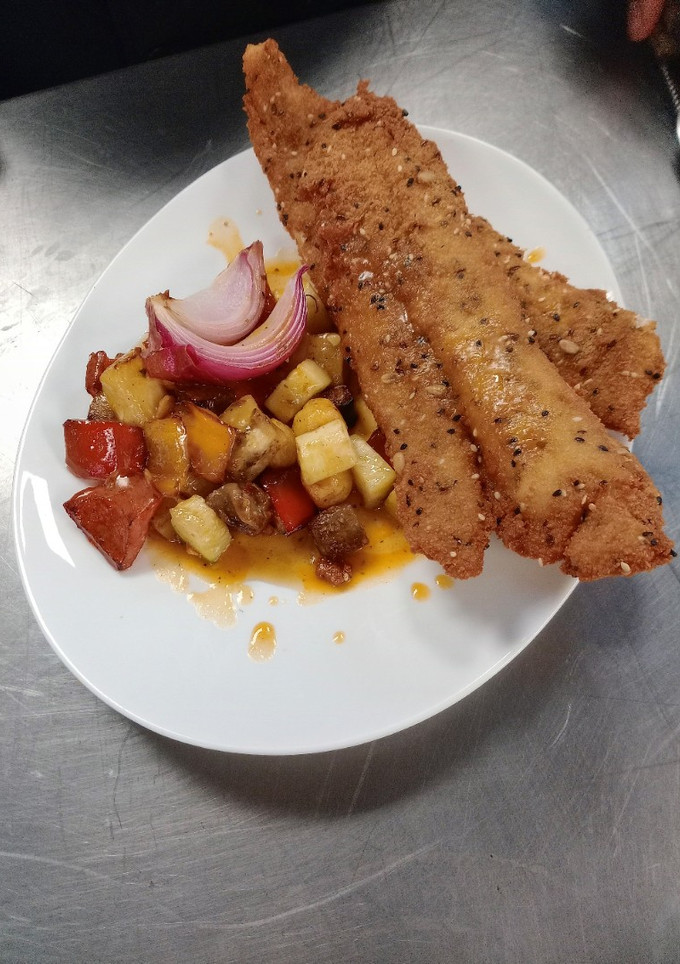 Una foto de Filete de merluza apanado con vegetales al curry (con caldo de pescado)