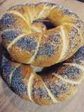 Girelle di pan brioche al formaggio e semi di papavero
