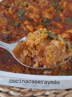 Una foto de Pollo con quinoa y verdura
