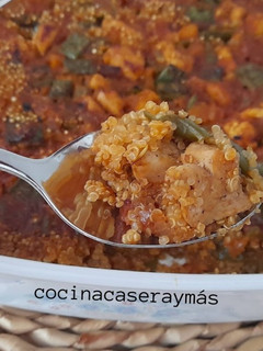 Una foto de Pollo con quinoa y verdura