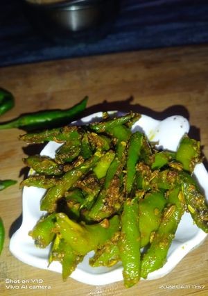 हरी मिर्च का अचार (hari mirch ka achar recipe in Hindi) रेसिपी मुख्य फोटो