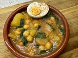 Potaje con garbanzos, espinacas y huevo