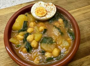 Foto principal de Potaje con garbanzos, espinacas y huevo