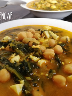 Una foto de Potaje de garbanzos con espinacas, bacalao y huevo