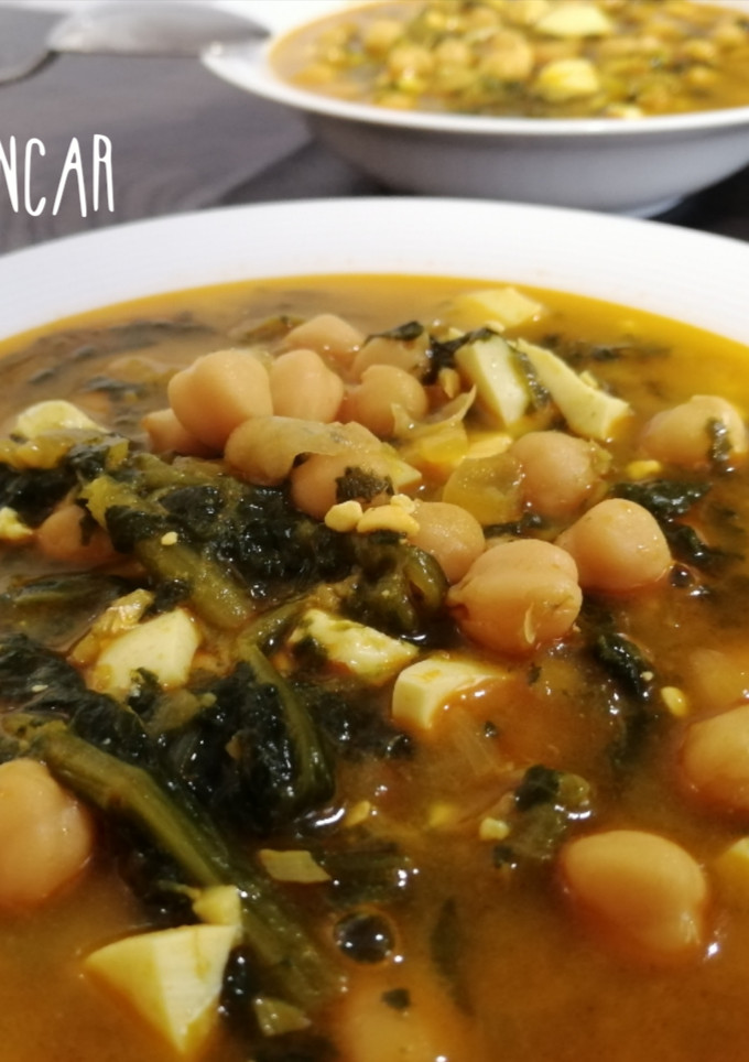 Una foto de Potaje de garbanzos con espinacas, bacalao y huevo