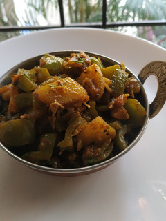 सिमला मिरची बटाटा भाजी (shimla mirchi batata bhaji recipe in marathi) रेसिपी चे मुख्य फोटो