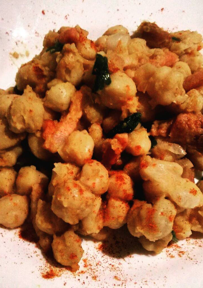 Una foto de Garbanzos con chorizo y bacon